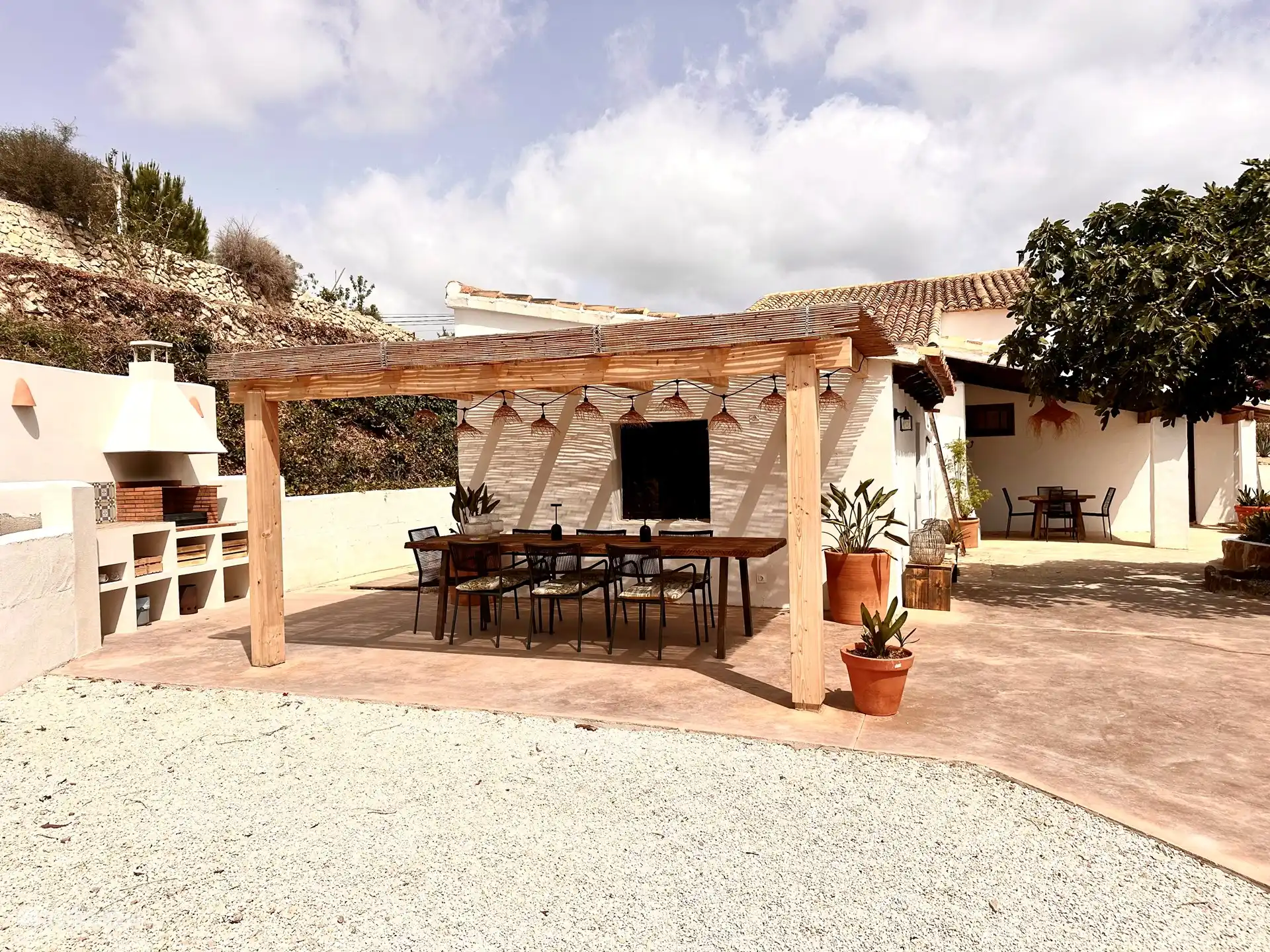 La cuisine extérieure confortable avec coin repas