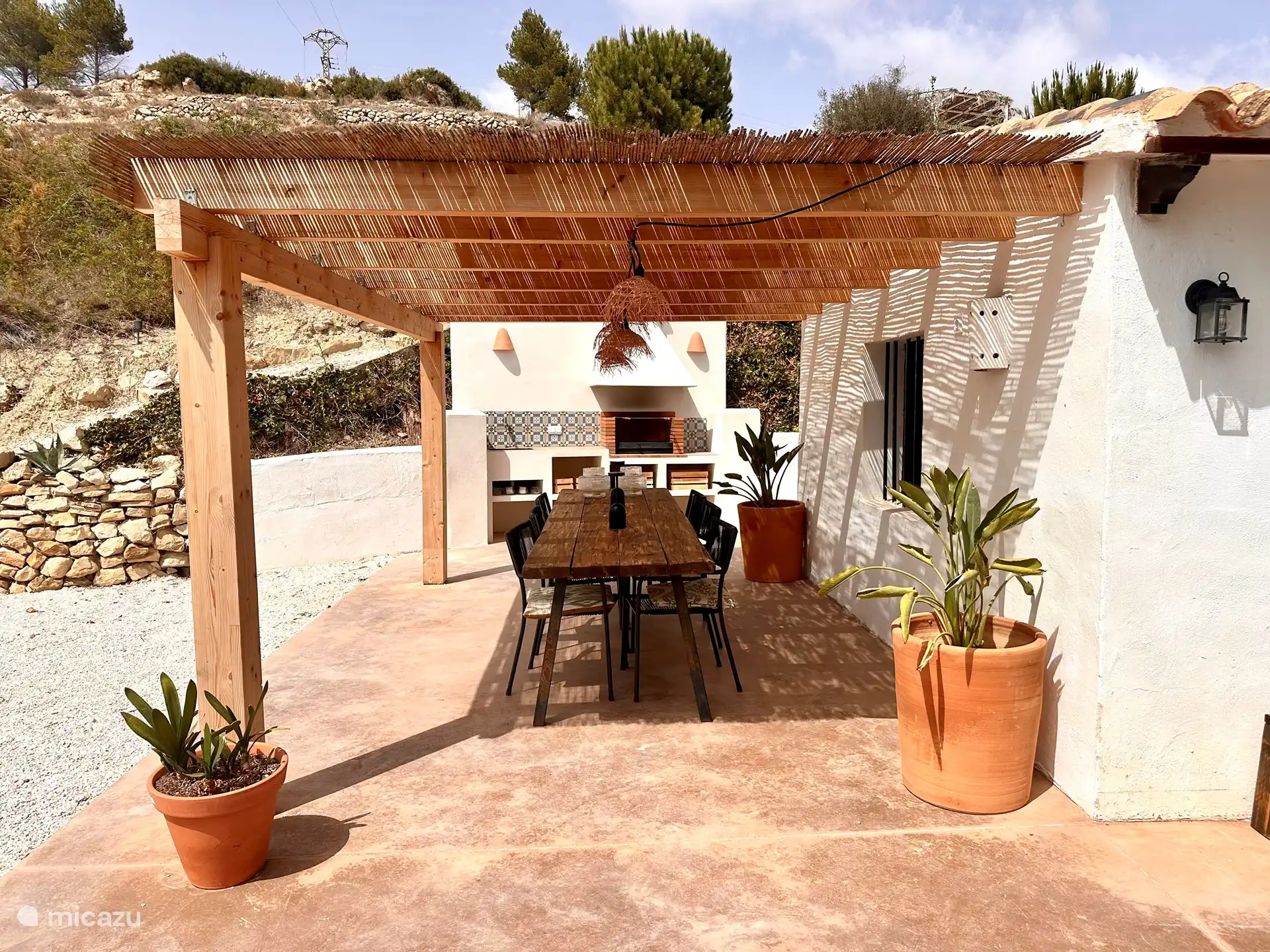 La cuisine extérieure avec coin repas