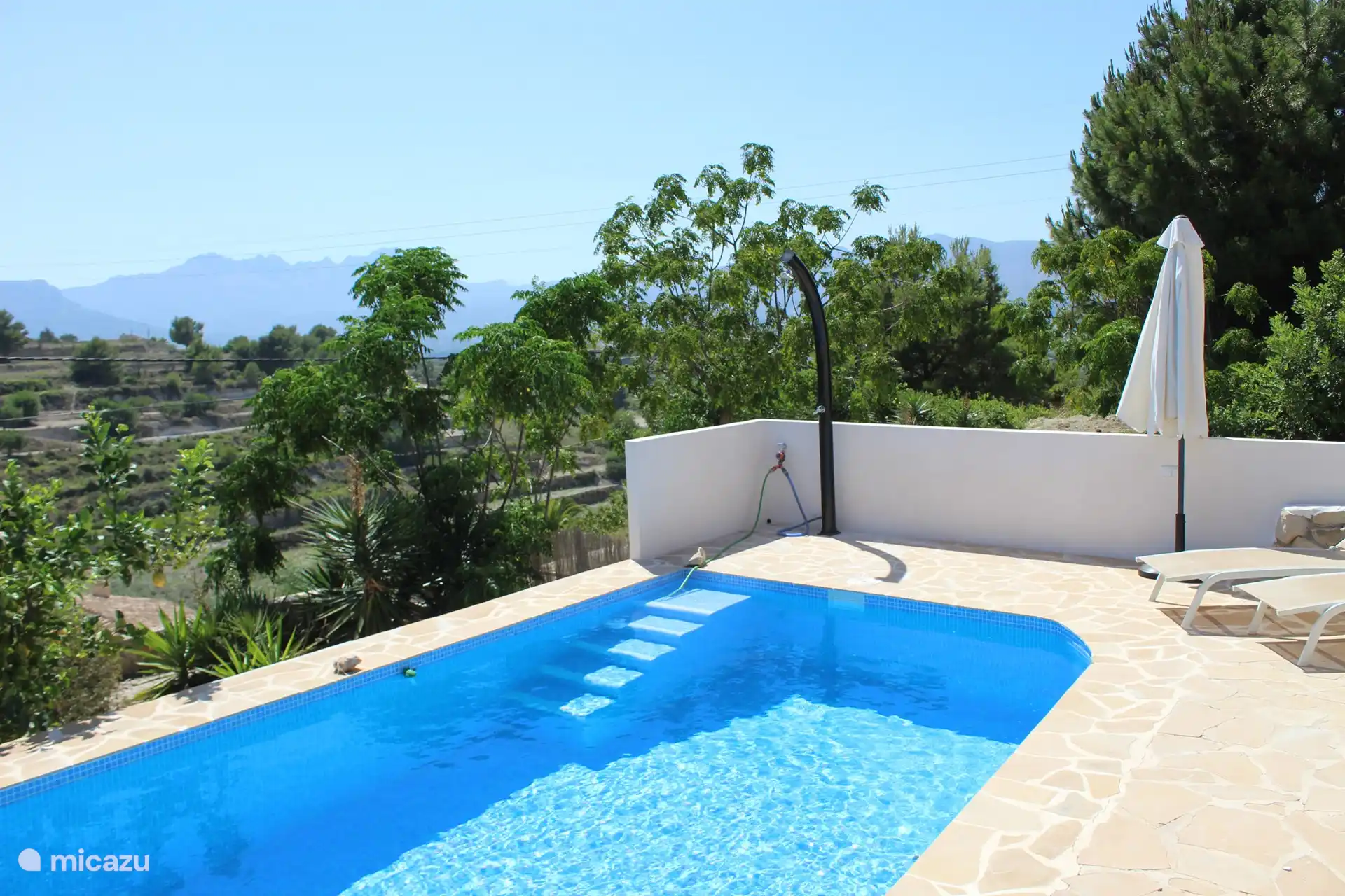 Piscine privée avec vue sur la vallée