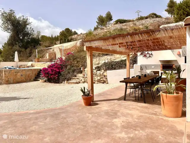 Finca Elodie huren in Spanje, Costa Blanca, Benissa - finca De buitenkeuken met eethoek en het privé zwembad. Als je de trappen omhoog neemt, kom je bij nóg een terras met zeezicht en hangstoel