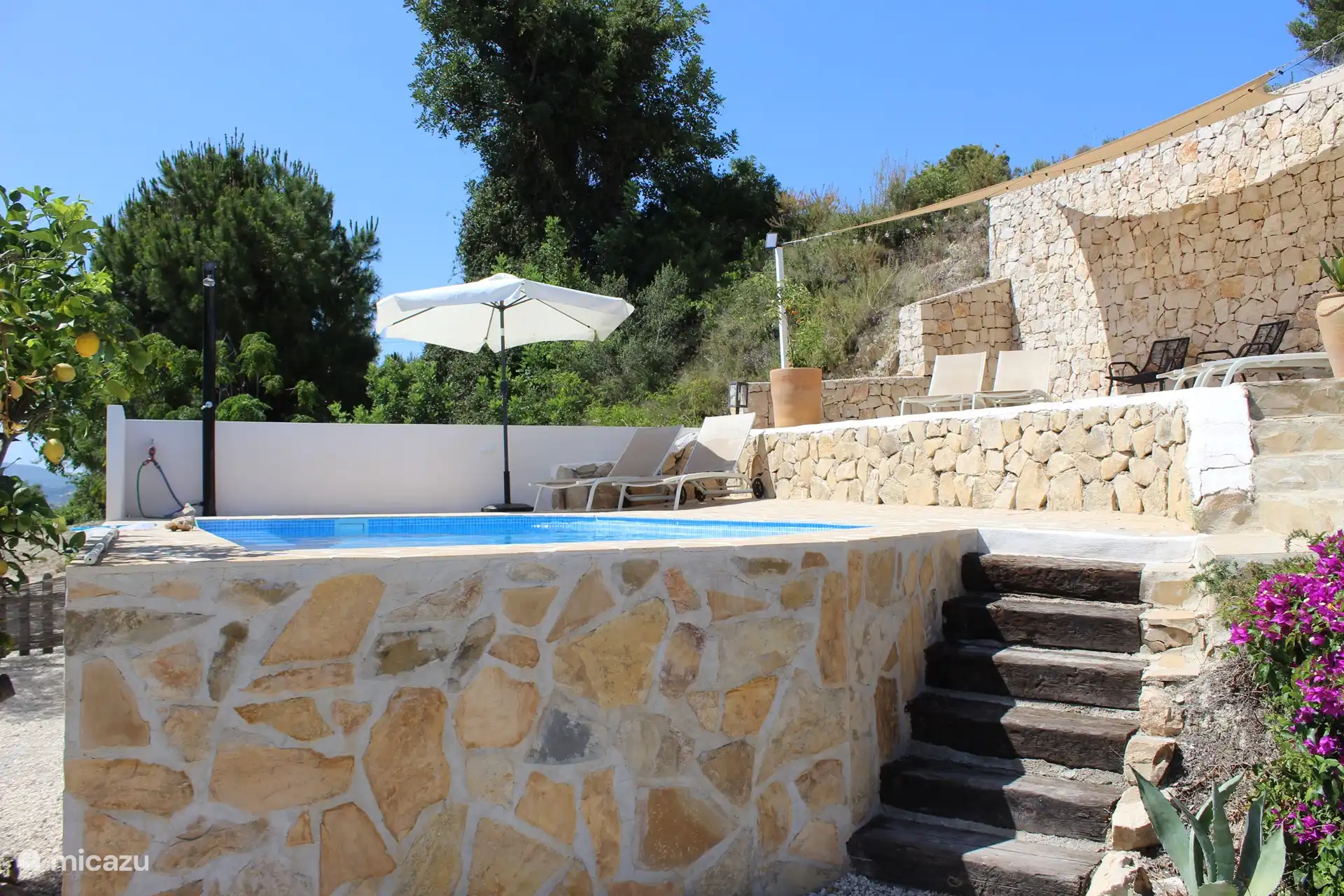 Piscine privée avec transats
