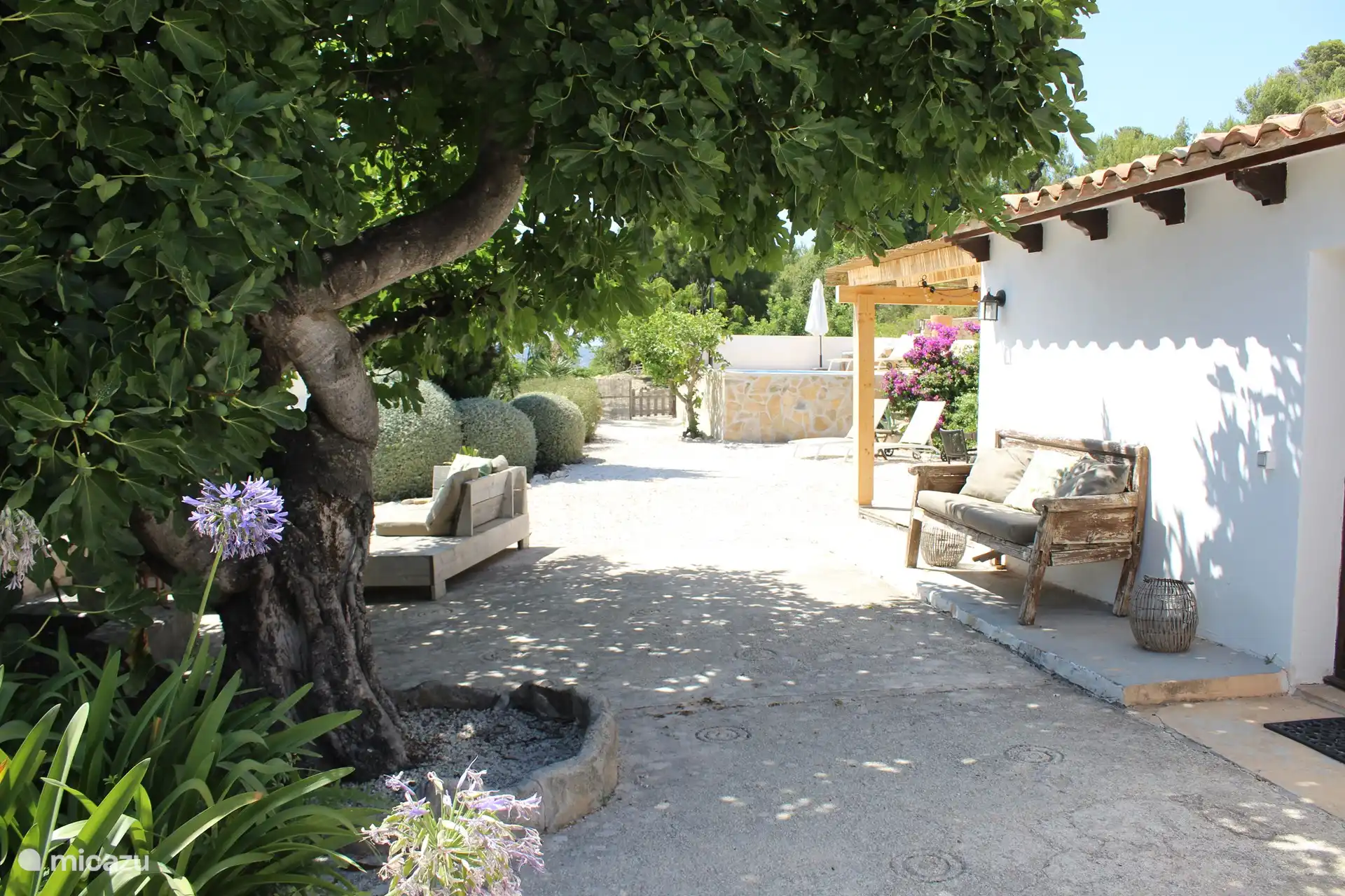 De nombreux coins salon autour de votre maison de vacances