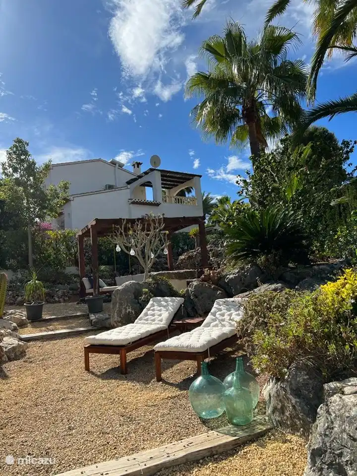 Las dos tumbonas con cojines.