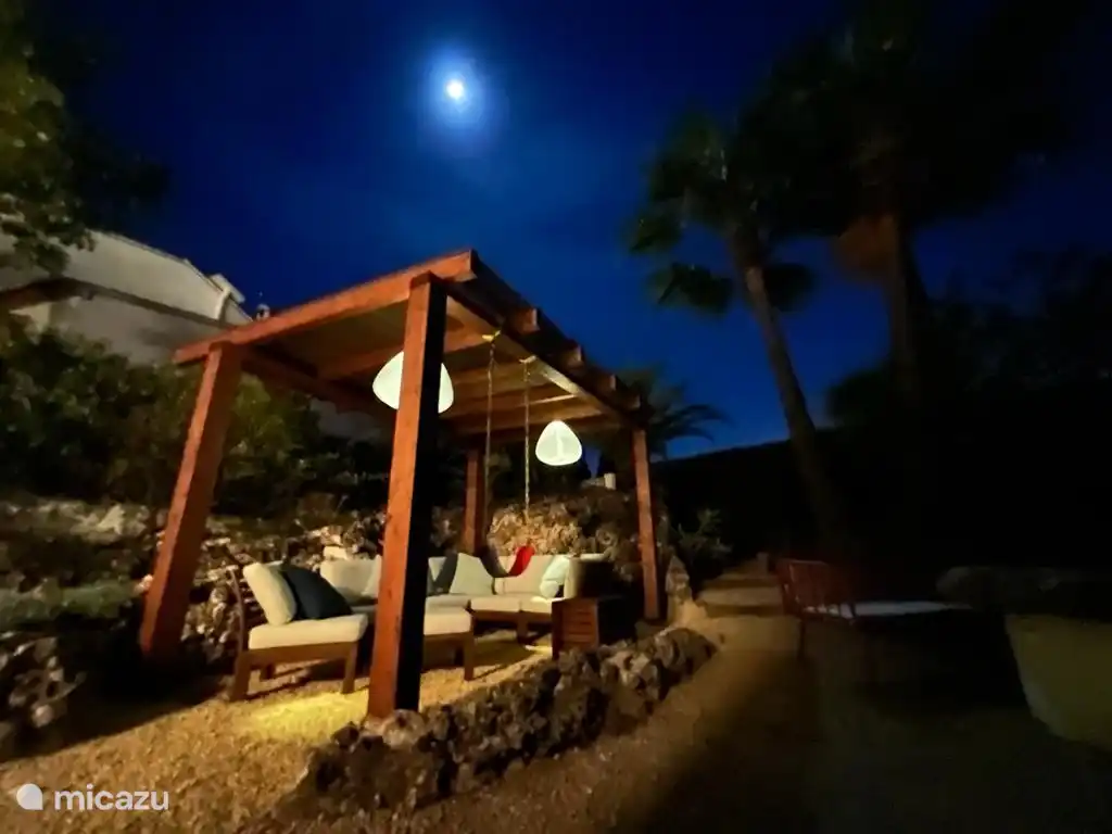 Terraza con salón ambientado en la velada.