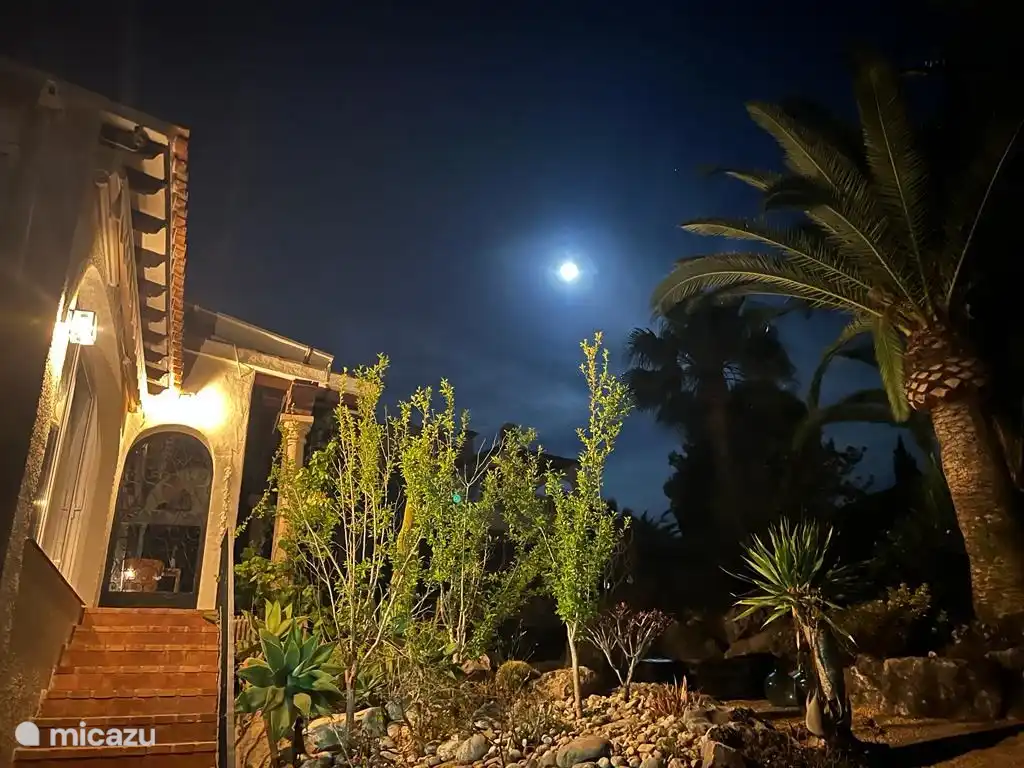 Las escaleras al 1er piso con luna llena.