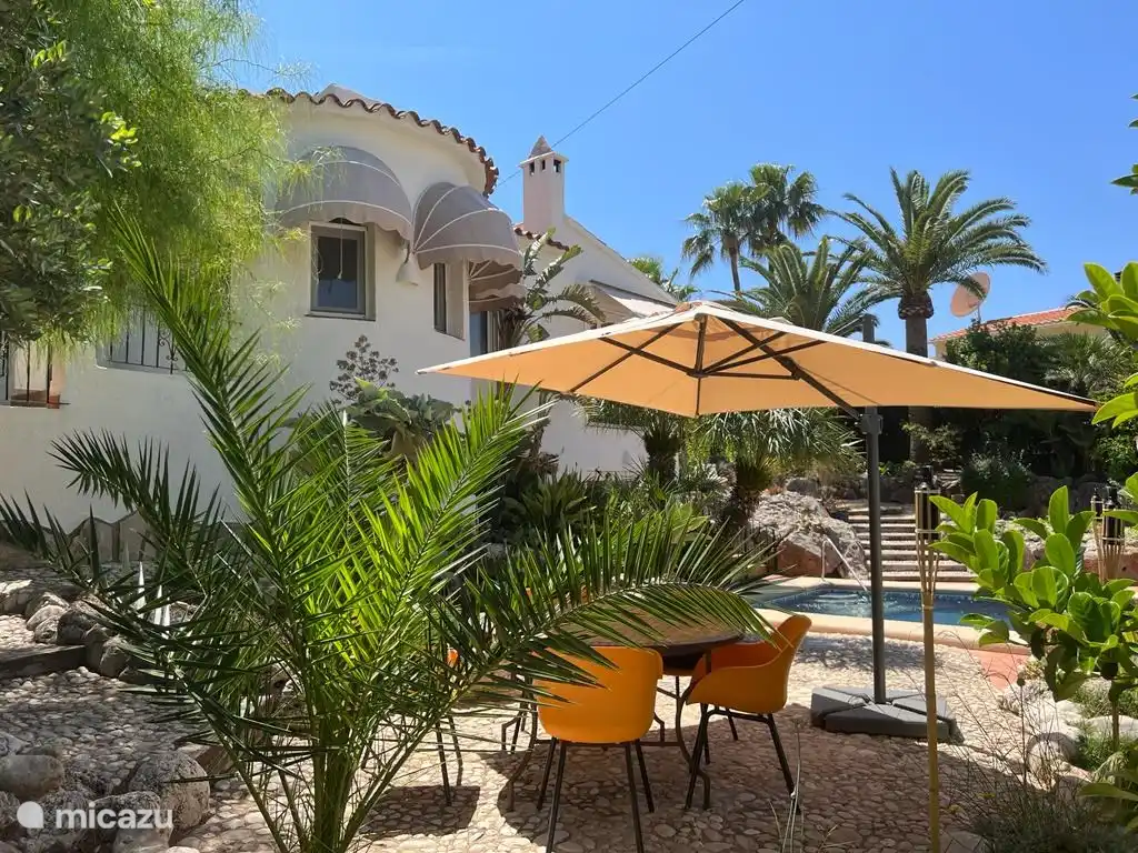 Terraza junto a la piscina.