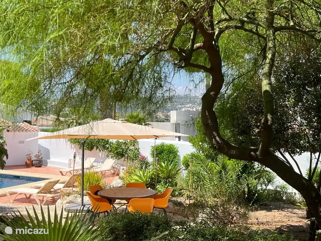 Terraza junto a la piscina.