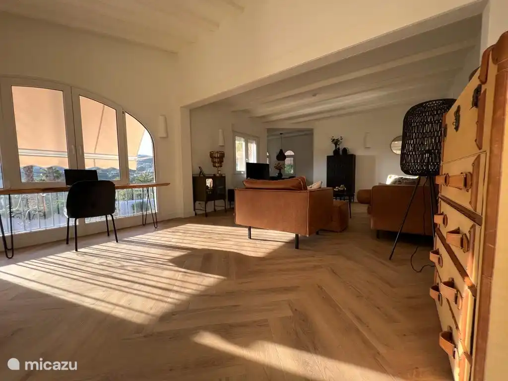 Las puertas correderas dan acceso a la sala de estar.