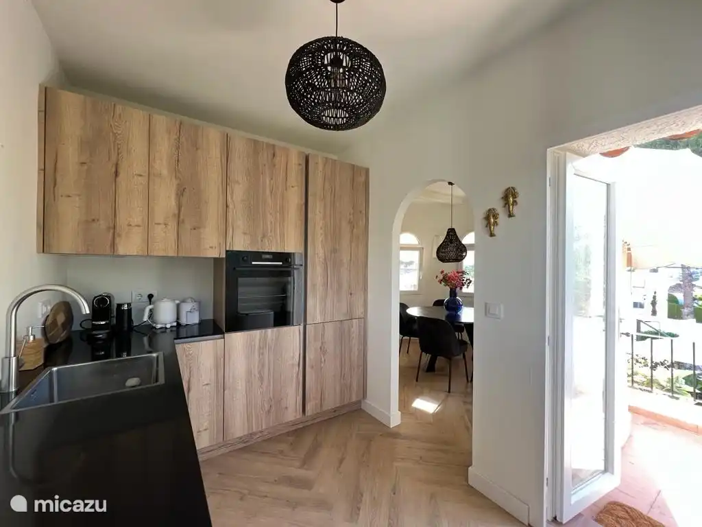 Rincón cocina con todas las comodidades.