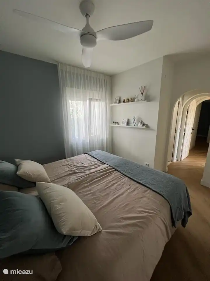 Dormitorio con cama de matrimonio, que también se puede formar en dos camas individuales.