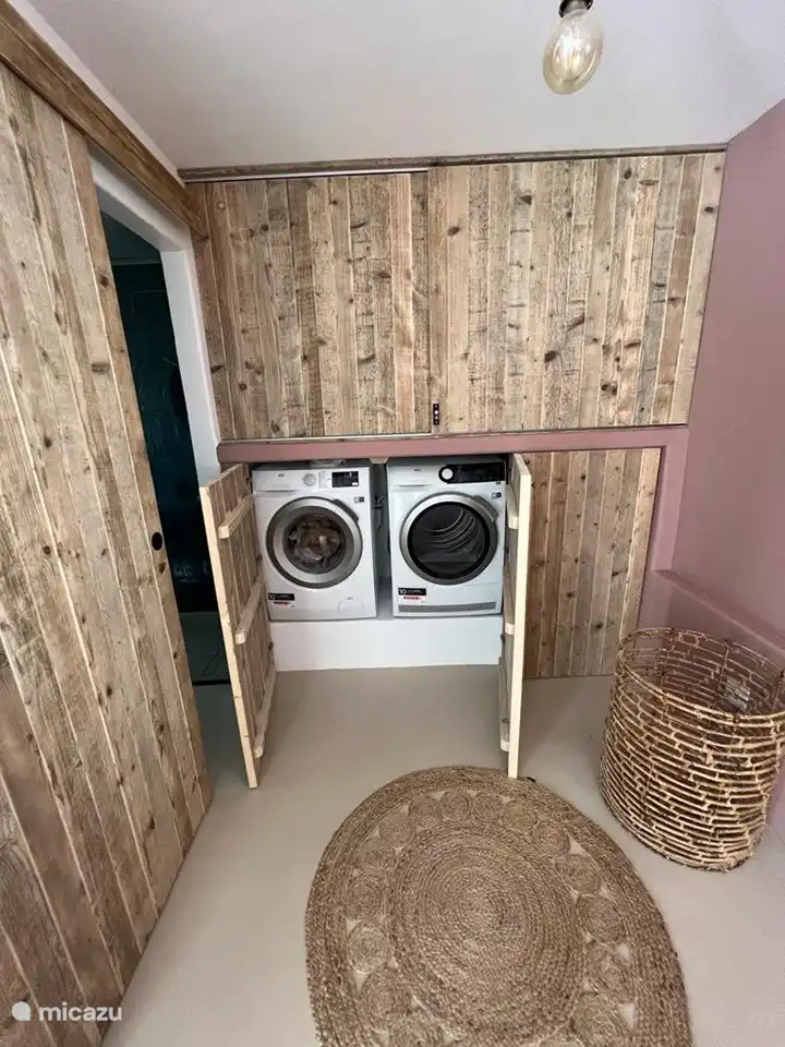 Lavadora y secadora muy bien escondidas.