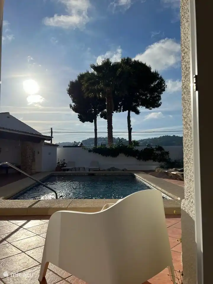 Vista a la piscina desde el estudio.