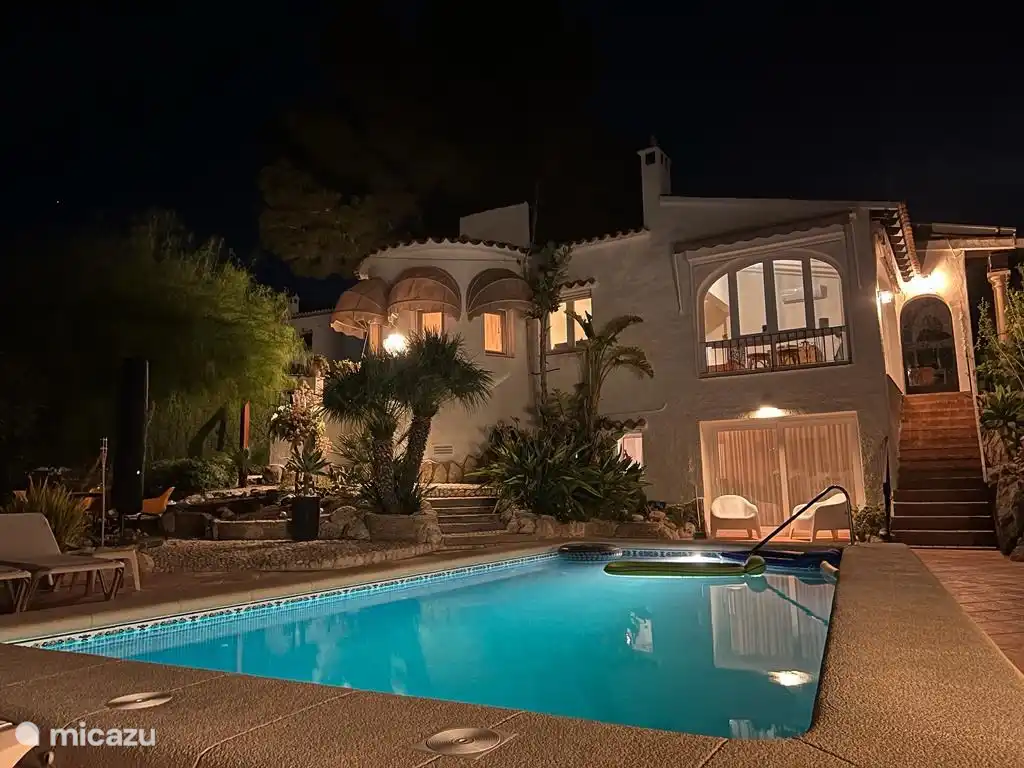 La casa desde el exterior por la noche.