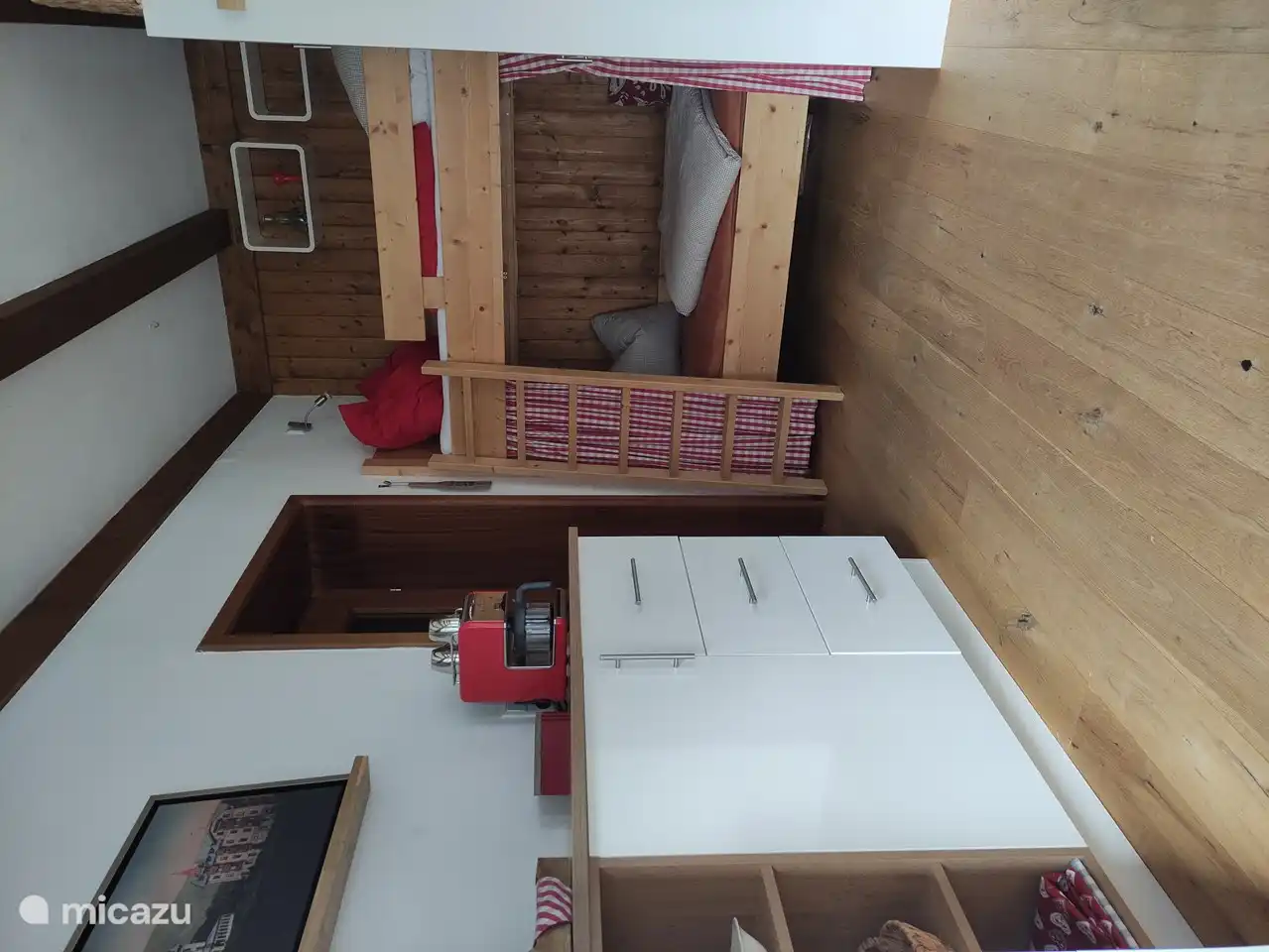 Schöner Schlafbereich mit einem soliden Etagenbett.