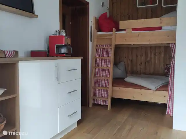 Location de Vacances Autriche, Salzburgerland, Krimml, studio - Maison im Gluck Bel espace nuit avec un lit superposé solide.