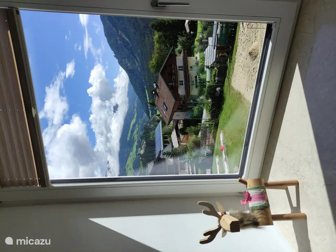 Sonniger Blick auf das Tal vom Zimmer.