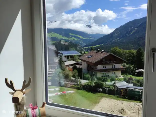 Location de Vacances Autriche, Salzburgerland, Krimml, studio - Maison im Gluck Vue ensoleillée sur la vallée depuis la chambre.