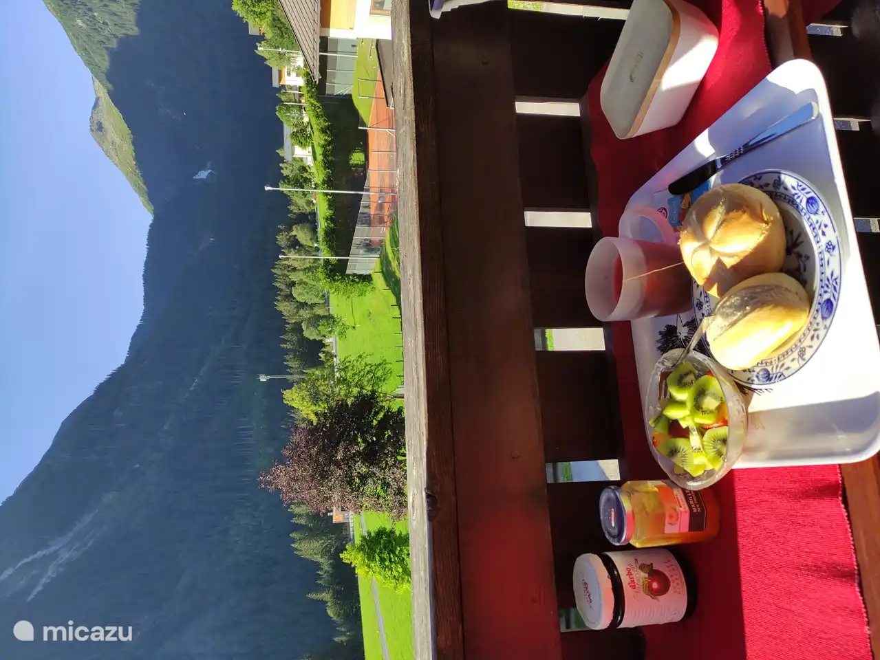 Leckeres Frühstück auf dem Balkon.