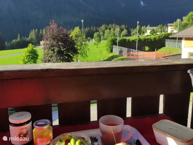 Location de Vacances Autriche, Salzburgerland, Krimml, studio - Maison im Gluck Délicieux petit déjeuner sur le balcon.