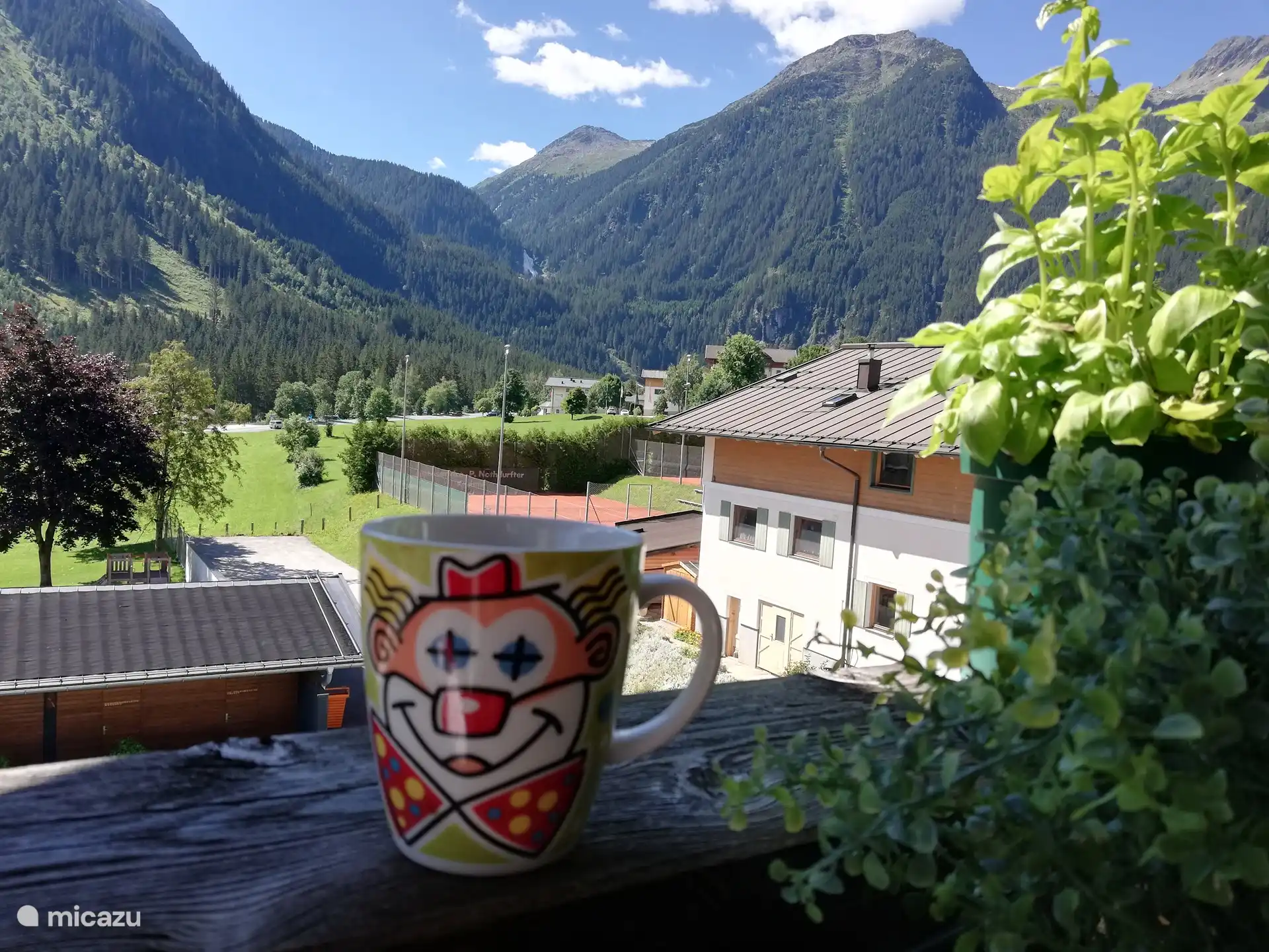 Schöner sonniger Balkon und fantastischer Blick auf den Wasserfall