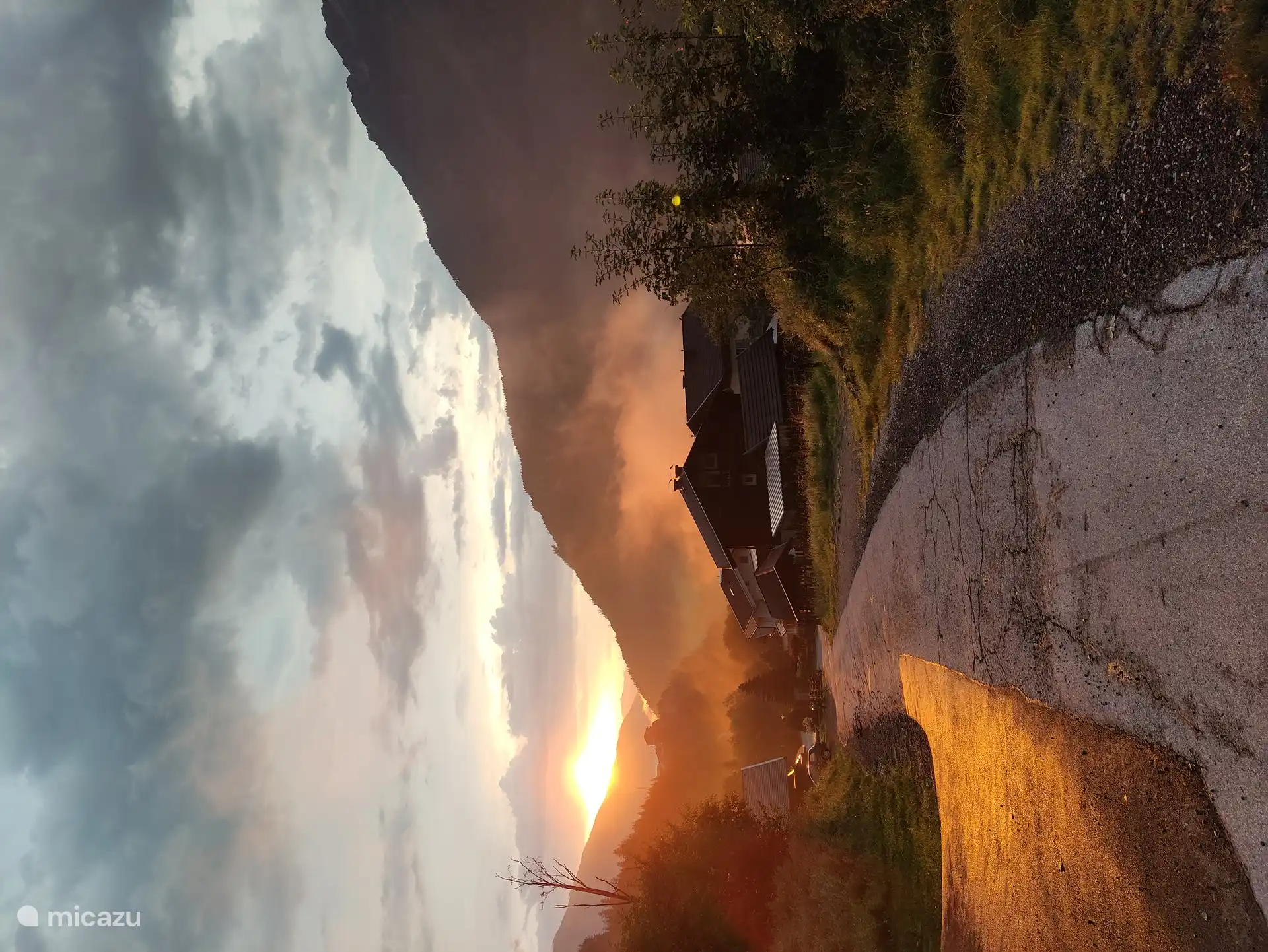 Wunderschöner Sonnenaufgang in den Bergen.