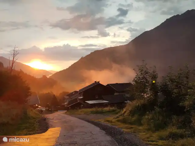 Location de Vacances Autriche, Salzburgerland, Krimml, studio - Maison im Gluck Beau lever de soleil dans les montagnes.