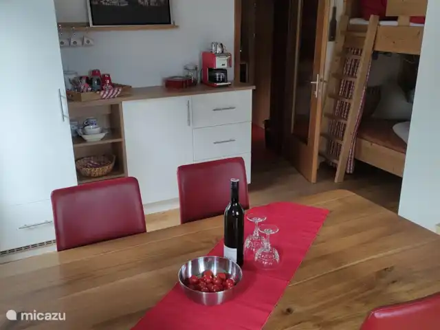 Location de Vacances Autriche, Salzburgerland, Krimml, studio - Maison im Gluck Belle salle à manger spacieuse, coin nuit avec lits superposés.