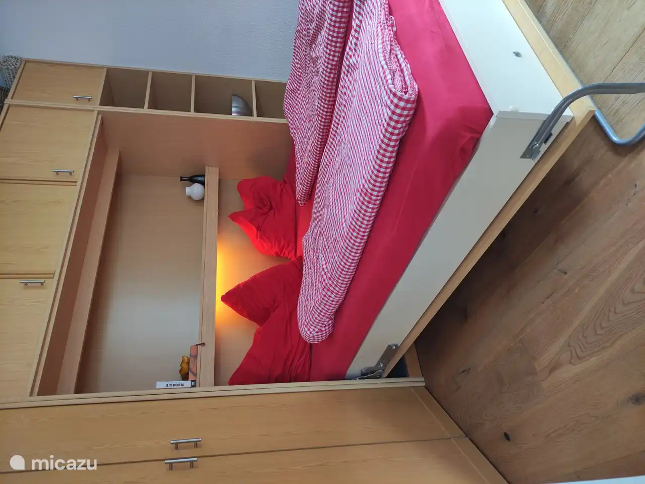 Das Bett lässt sich im Handumdrehen herausnehmen oder wieder in den Schrank stellen. Viele Schränke mit Stauraum drumherum.