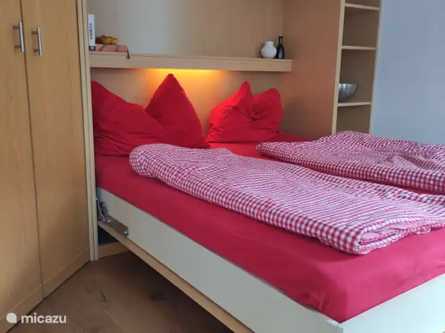 Location de Vacances Autriche, Salzburgerland, Krimml, studio - Maison im Gluck Le lit peut être retiré ou remis dans le placard en un rien de temps. Beaucoup de placards avec espace de rangement tout autour.