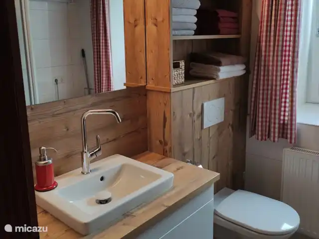 Location de Vacances Autriche, Salzburgerland, Krimml, studio - Maison im Gluck Belle salle de bain dans une ambiance autrichienne. Récemment rénové avec douche, toilettes et machine à laver
