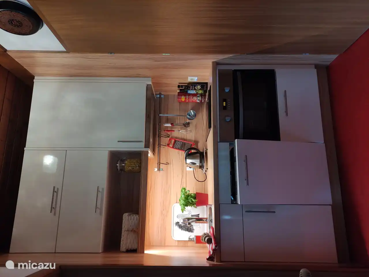 Gemütliche Küche mit Geschirrspüler, Cerankochfeld und Backofen.