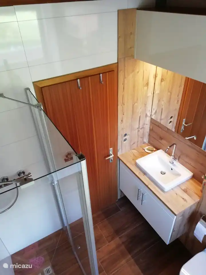 Schön renoviertes Badezimmer.