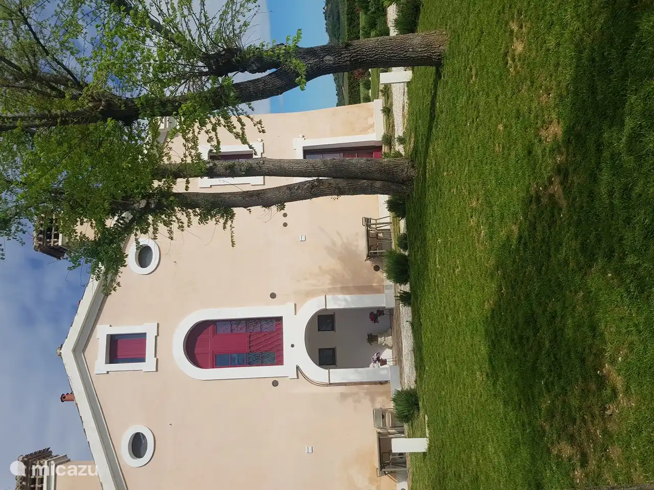 Vom Apartment Gelsomino haben Sie einen Blick auf das Schwimmbad und direkten Zugang zum privaten Garten