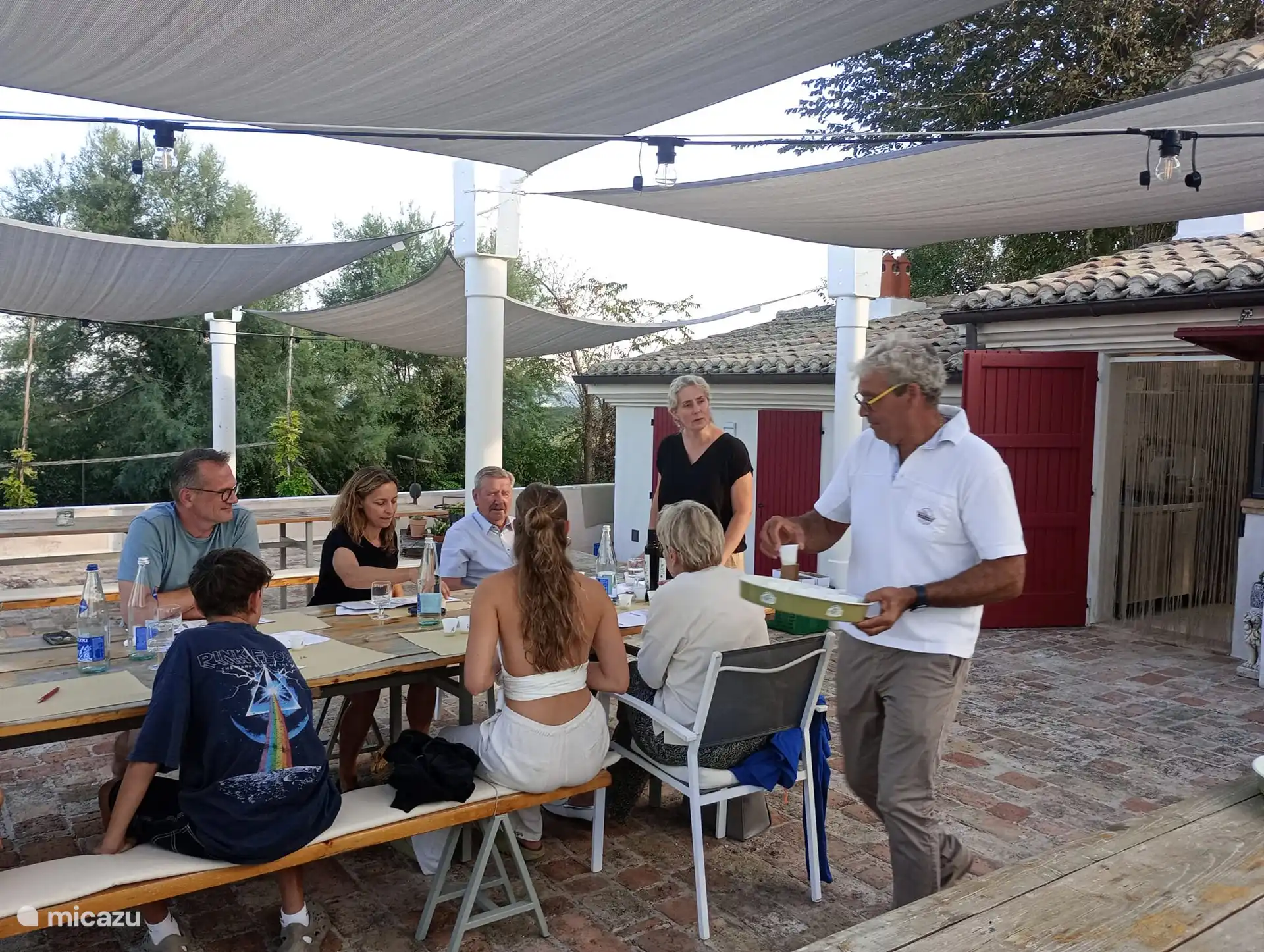 und entdecken Sie die Eigenschaften von nativem Olivenöl extra