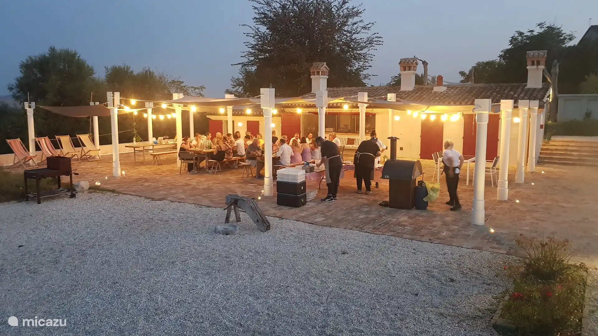 Und lassen Sie den Tag in toller Gesellschaft unter unserer Pergola ausklingen