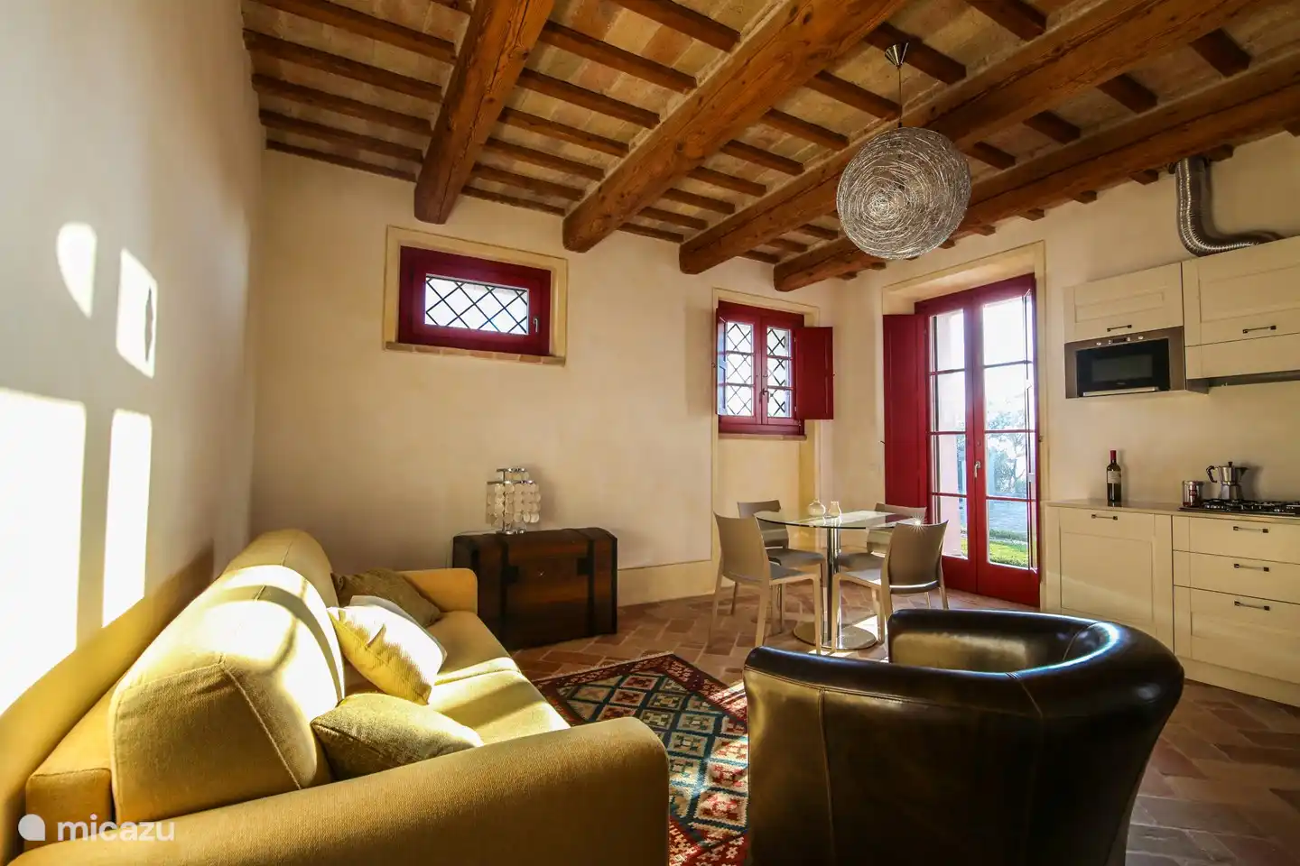 Das Apartment Gelsomino verfügt über ein helles Wohnzimmer, in dem sich das Sofa in ein bequemes Schlafsofa verwandelt