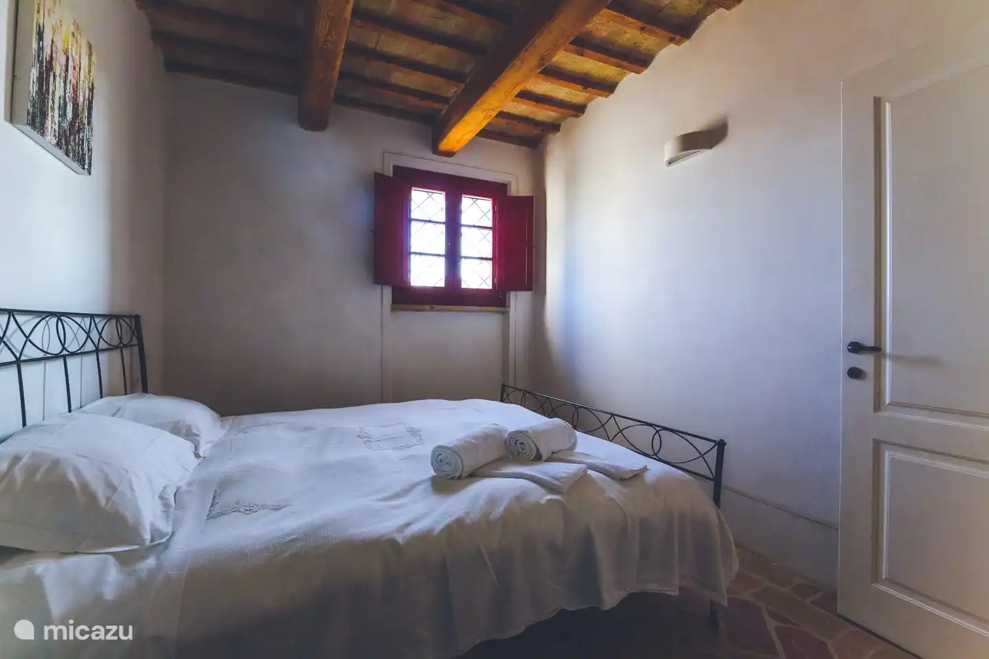 Das geräumige Doppelzimmer bietet ein Kingsize-Bett und es gibt einen zusätzlichen Raum, in dem ein Kinderbett oder ein Kinderbett aufgestellt werden kann