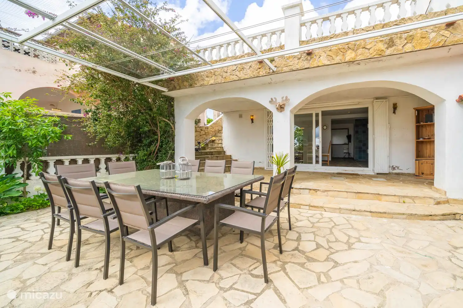 Une jolie grande table et en arrière-plan on peut voir la zone des cottages