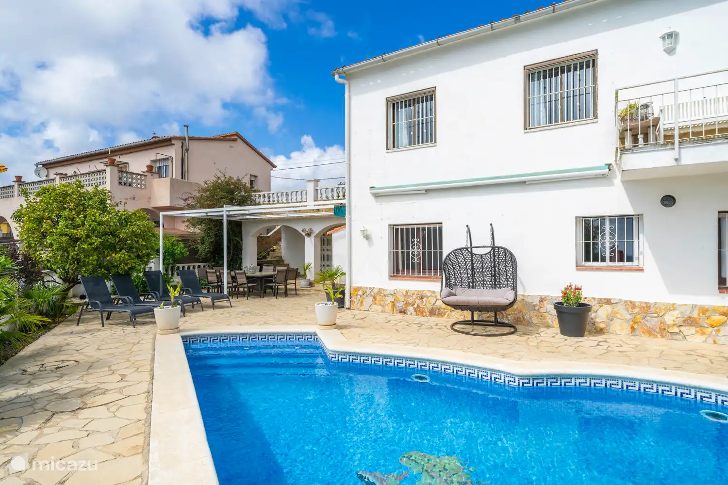 Ici, vous pouvez voir la zone des cottages à gauche