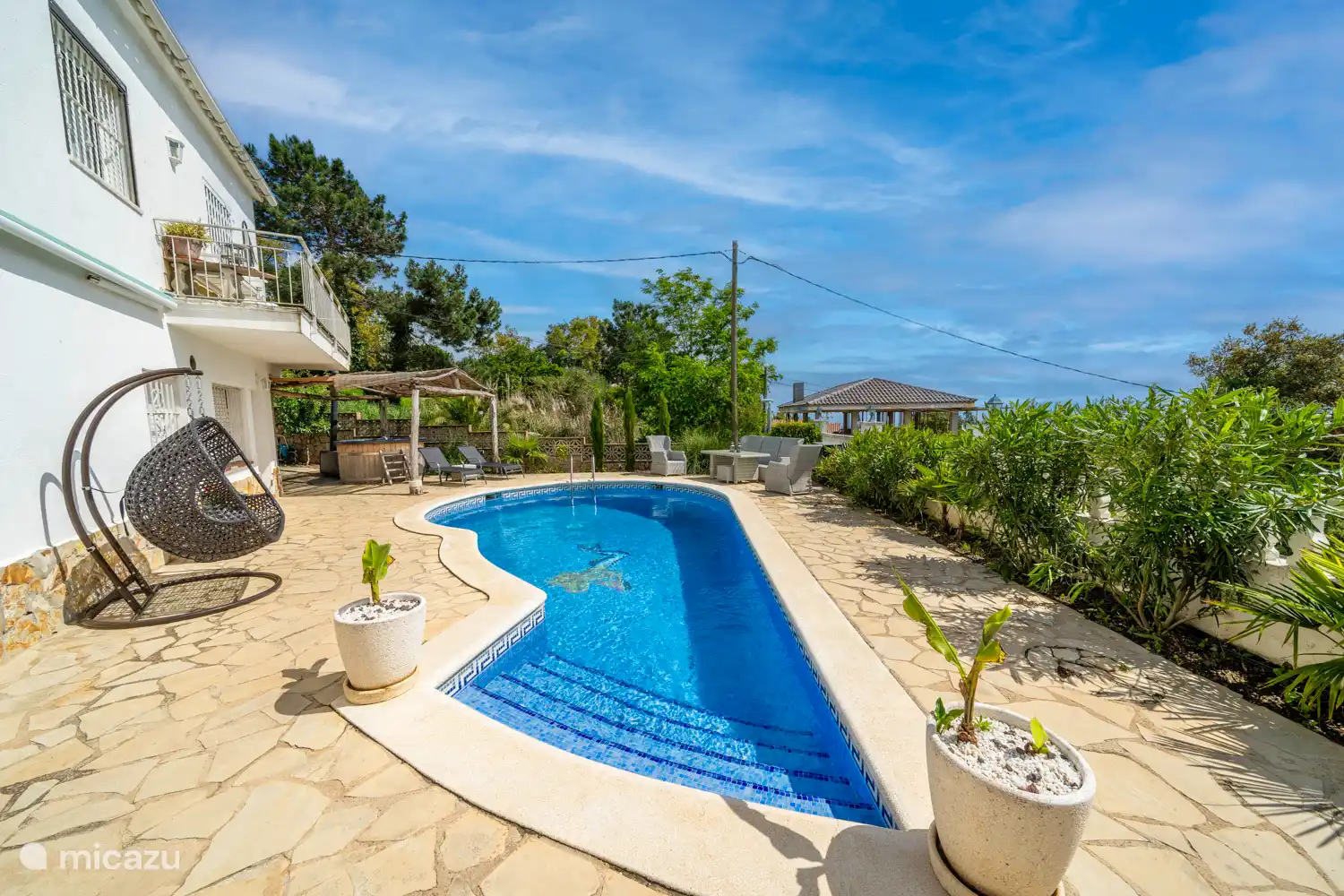 Une magnifique grande piscine pour toute la famille !