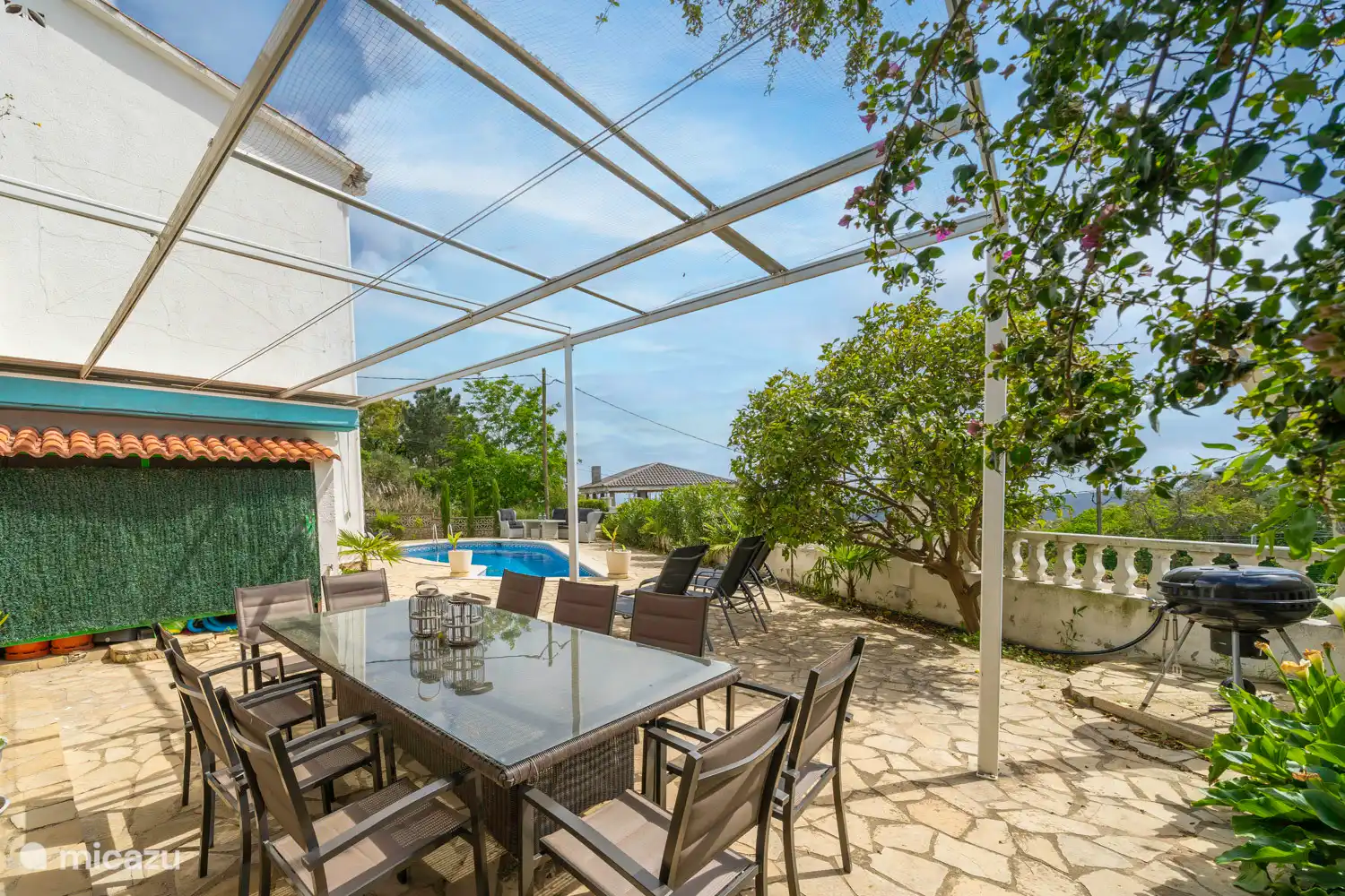 Terrasse vue de l’autre côté - BBQ disponible