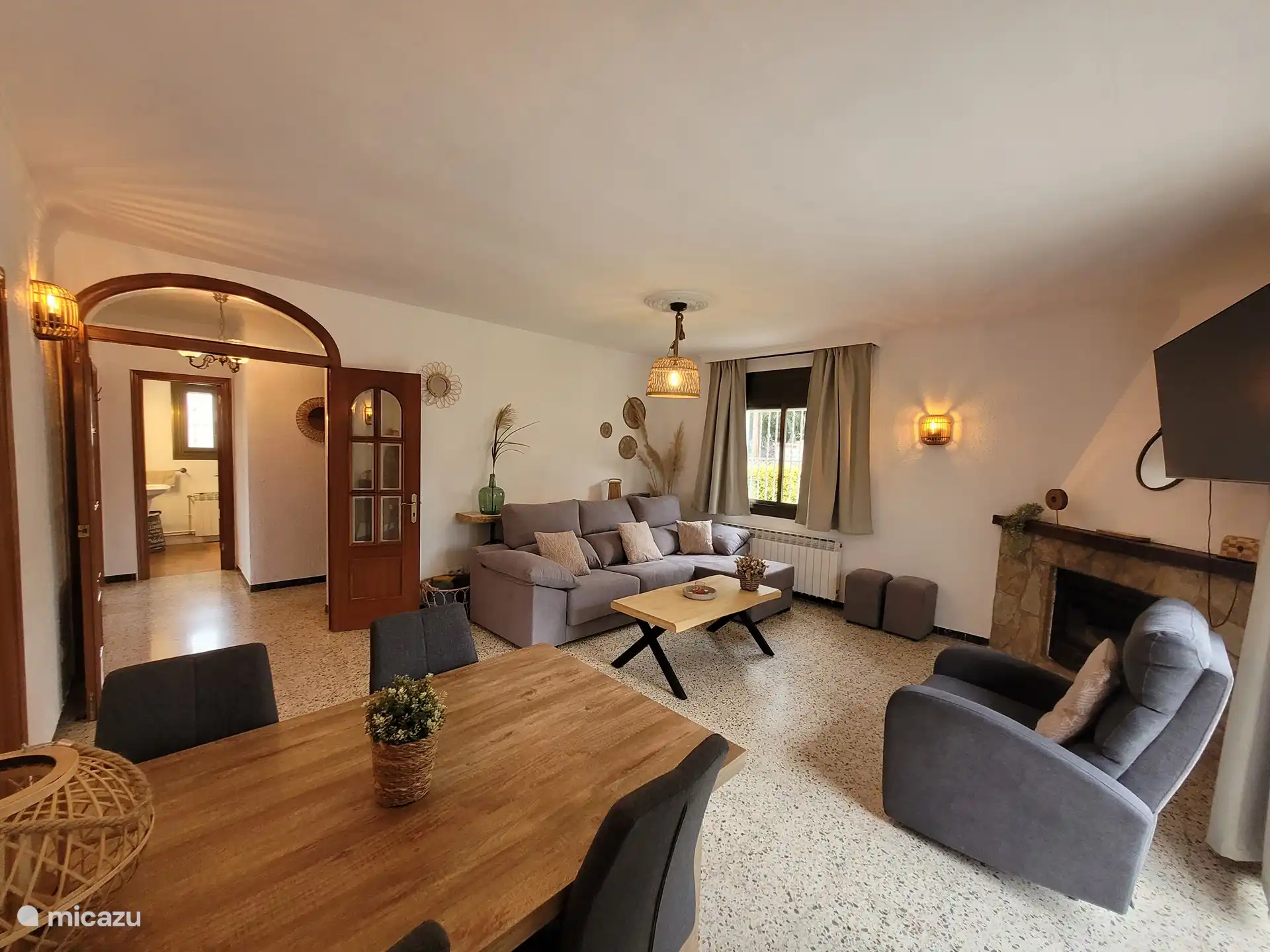 Salon avec cheminée, chauffage central et climatisation