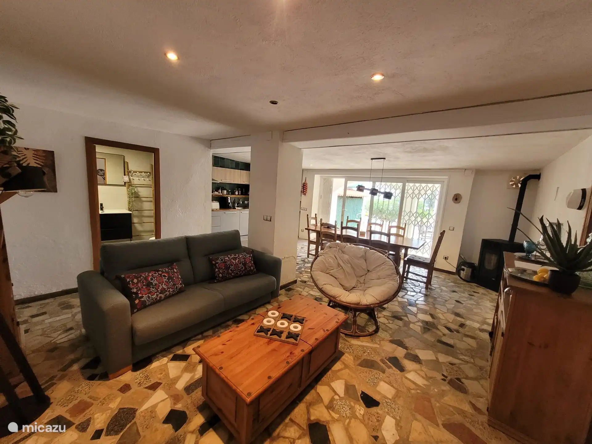 Dans le chalet, vous trouverez ce canapé, TV, 2ème cuisine et salle de bain supplémentaire