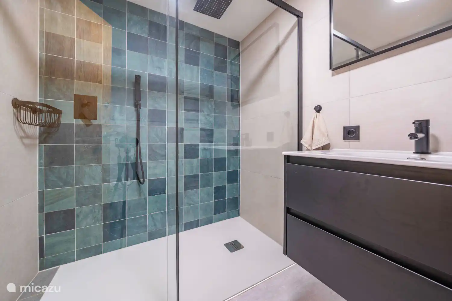 Salle de bain entièrement neuve