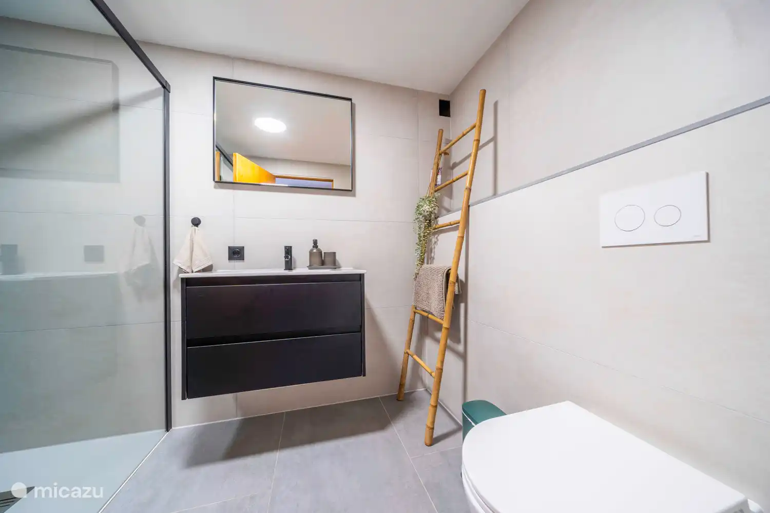 Avec grande douche et WC