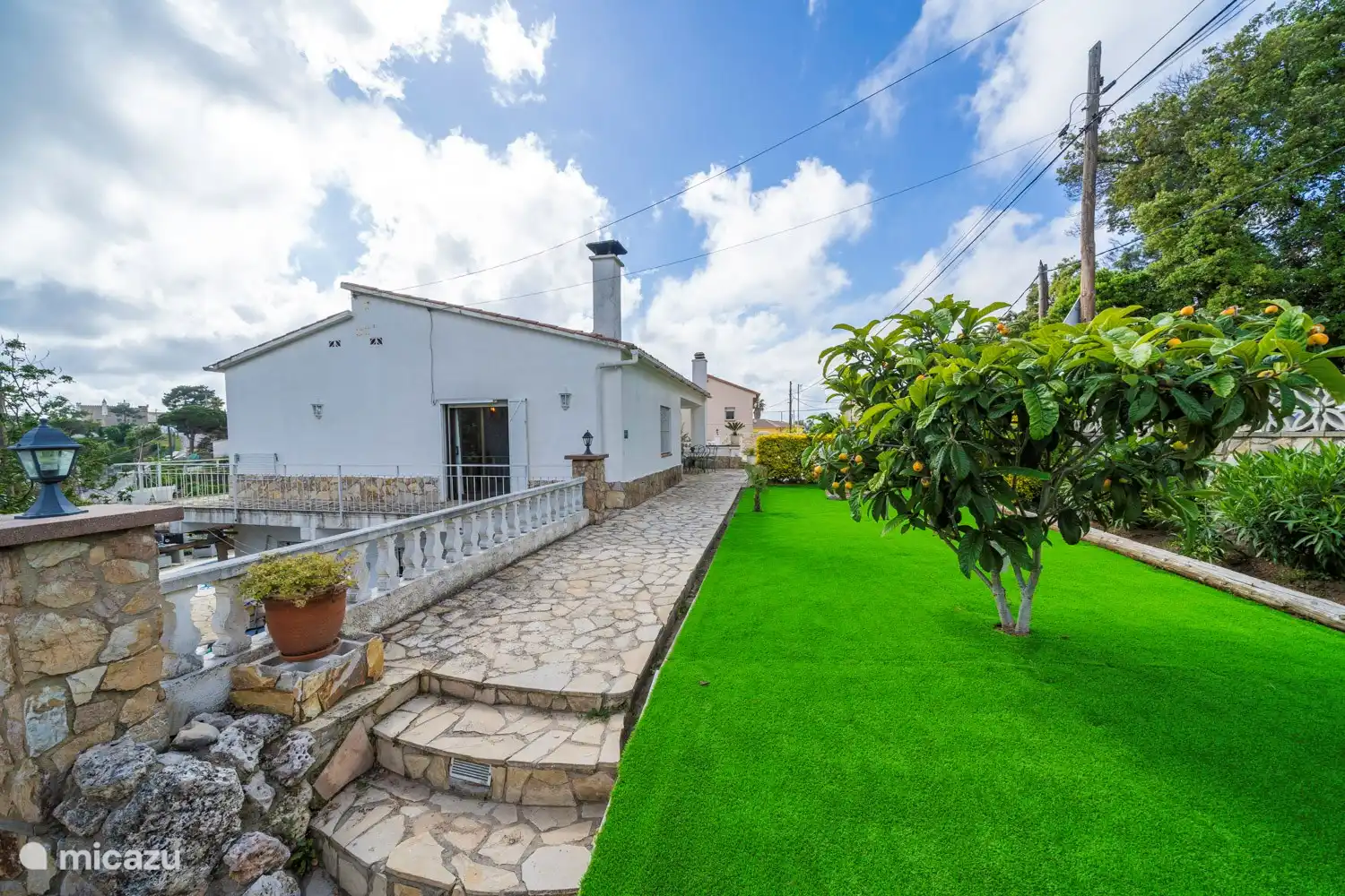 Vue latérale de la maison, par ce côté on atteint la zone séparée des appartements au niveau de la piscine par les escaliers