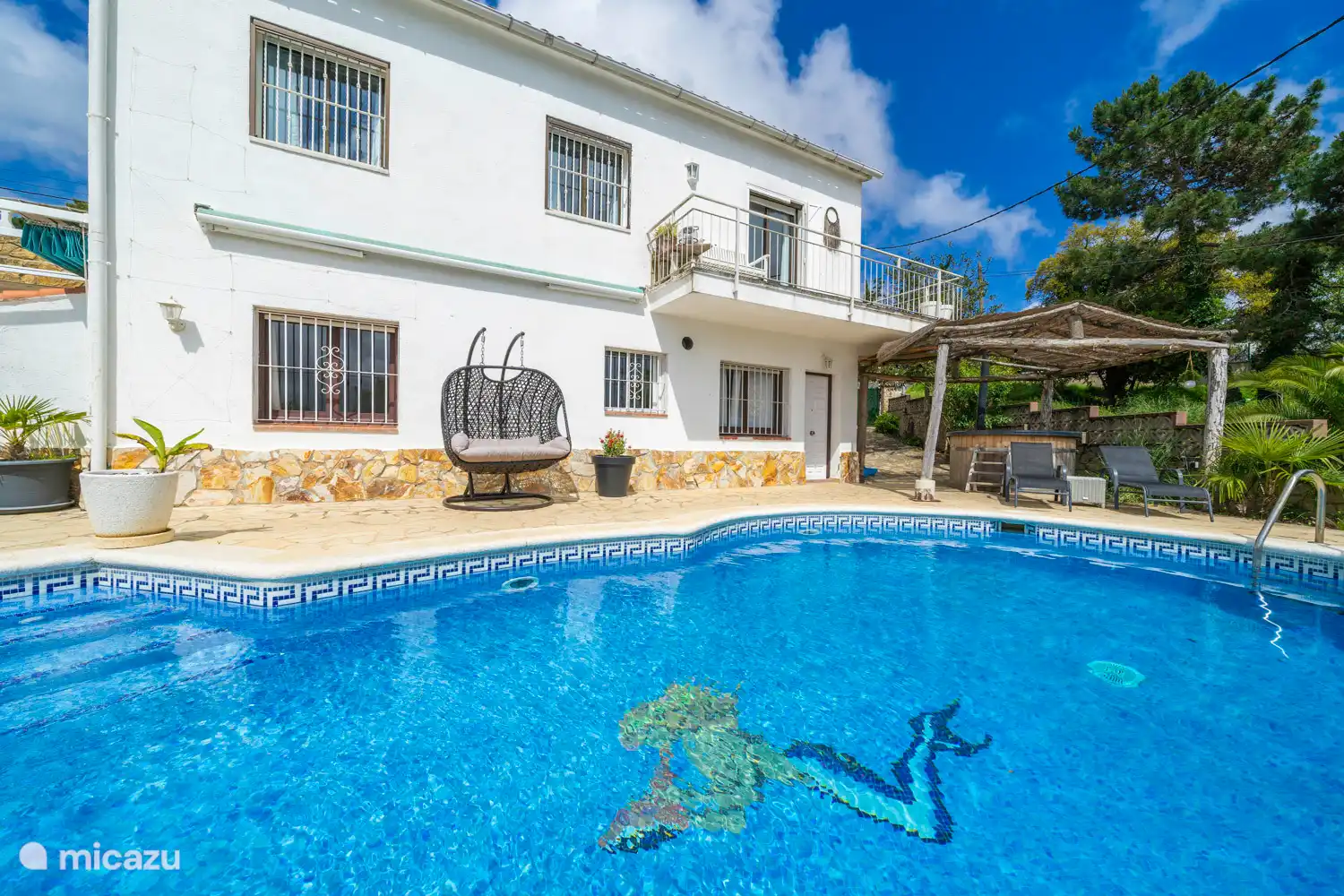 Beaucoup de places assises au bord de la piscine