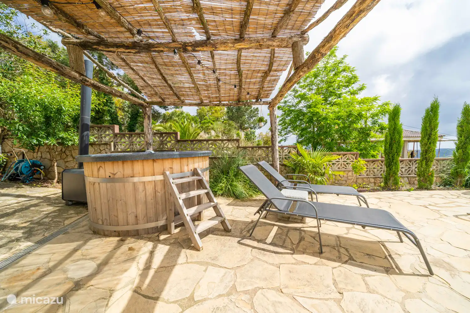 Bain à remous et transats