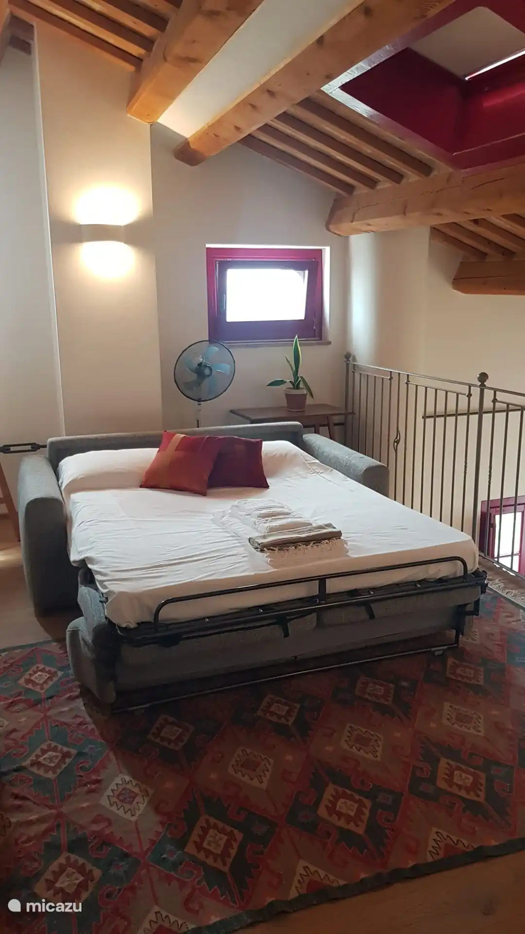 Sofá cama abierto en la sala de estar