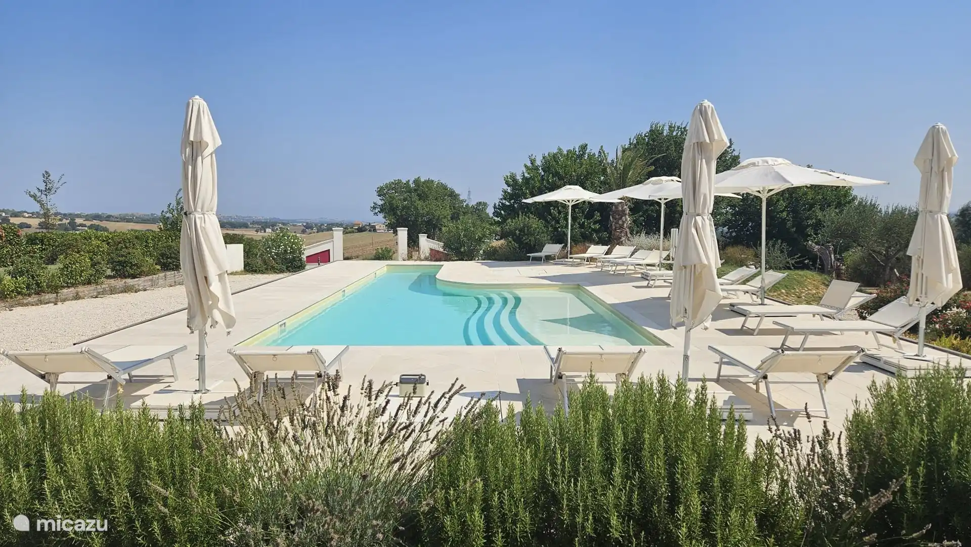 En la piscina se puede disfrutar de una hermosa vista de los alrededores